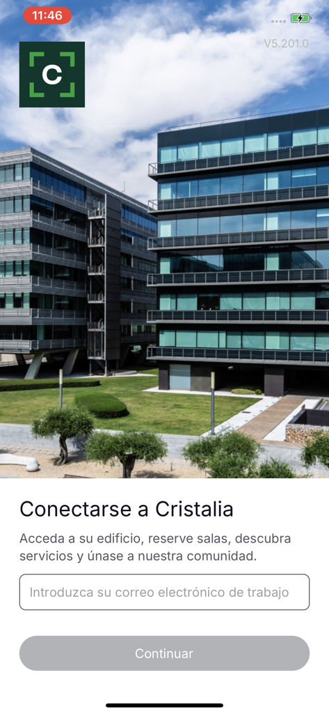 Cristalia - Pantalla de inicio de sesión de la aplicación Cristalia para inquilinos, con un fondo de edificio de oficinas y un campo de inicio de sesión por correo electrónico.