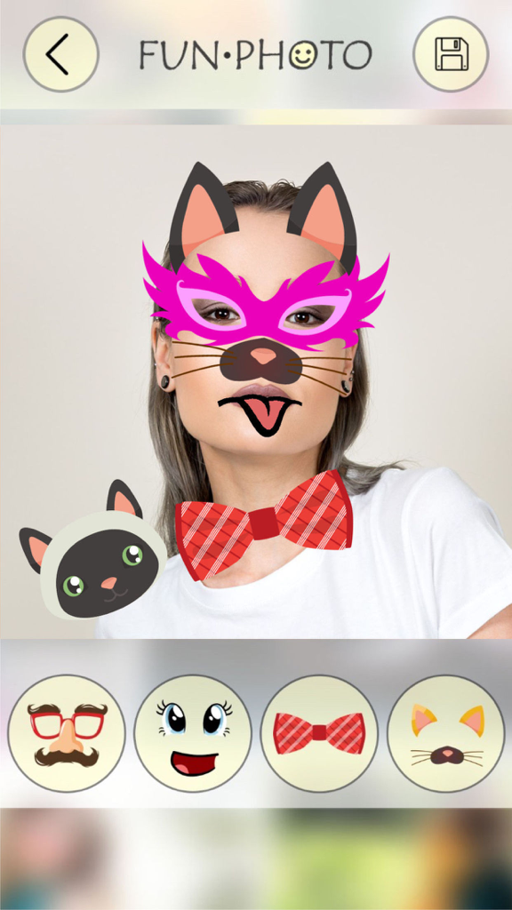 Face Changer - Masks, Effects, Crazy Swap Stickers - Una mujer que usa la aplicación Face Changer para aplicar una máscara rosa de stickers de gato y una pajarita roja a su foto