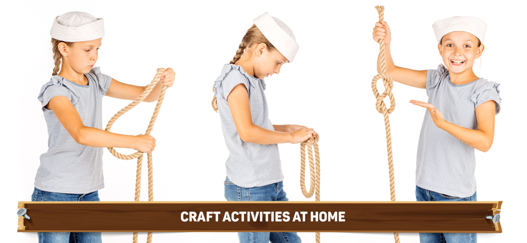 How did Pirates Live? - Ein junges Mädchen mit Matrosenhut, das zeigt, wie man einen Seemannsknoten als Teil der Bastelaktivitäten der App zu Hause knüpft
