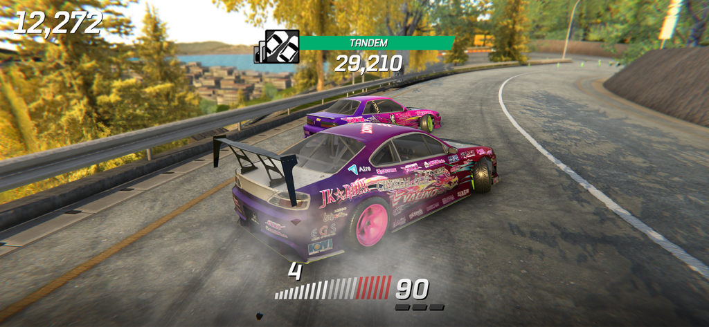 Torque Drift - Dos coches personalizados realizando una batalla de drift en tándem online en un circuito de montaña.
