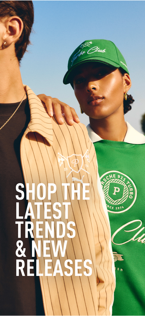 PUMA | Clothes & Sneakers App - Schermata dell'app PUMA con modelli che indossano abbigliamento della collaborazione Porsche con testo acquista le ultime tendenze e le nuove uscite