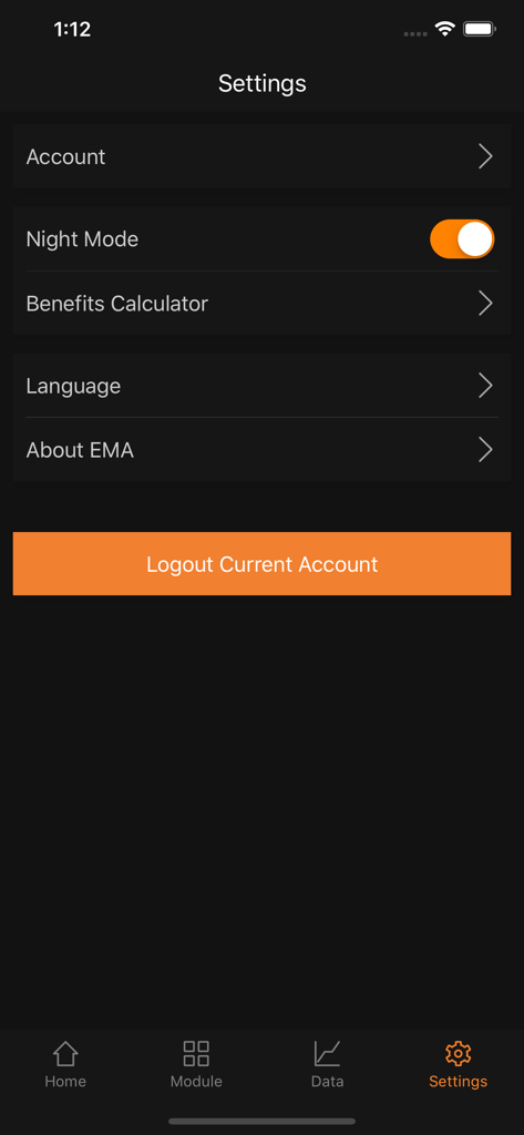 Interfaz del menú de configuración de la App EMA con opciones para gestión de cuentas, selector de modo nocturno y calculadora de beneficios.