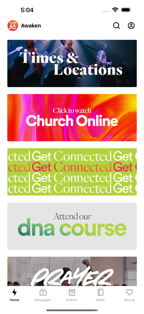 Pantalla de inicio de la aplicación móvil Awaken Church Online con pancartas para servicios religiosos, visualización en línea y participación comunitaria.