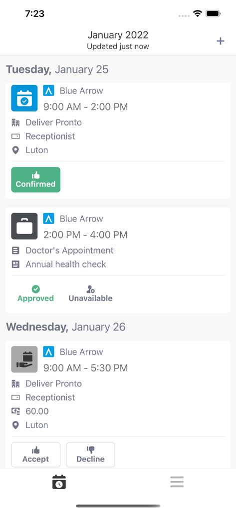 Una interfaz móvil de la aplicación Blue Arrow que muestra un horario de trabajo semanal con detalles de turnos y opciones para aceptar o rechazar