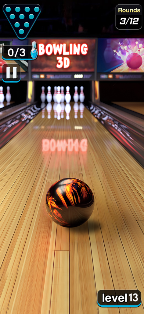 Pin Bowling Ball: Bowling Game - Uma captura de tela de jogo de boliche 3D mostrando uma bola com padrão de chamas em uma pista de madeira realista.