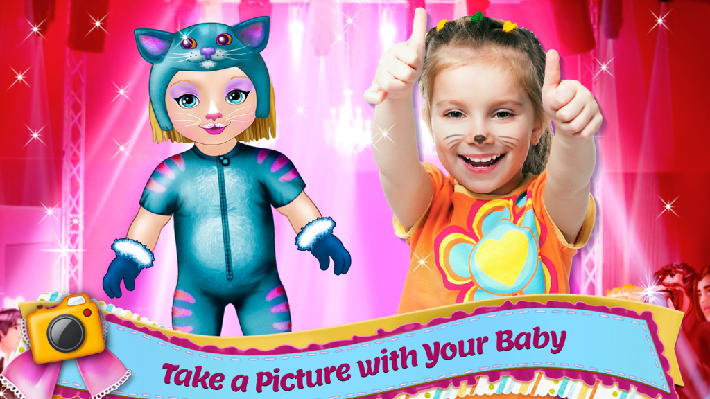 Design It! - Baby Fashion Designer: Dress Up , Make Up and Outfit Maker & Tailor - Uma jovem sorridente dando dois polegares para cima enquanto posa com uma personagem de bebê digital em uma fantasia de gato