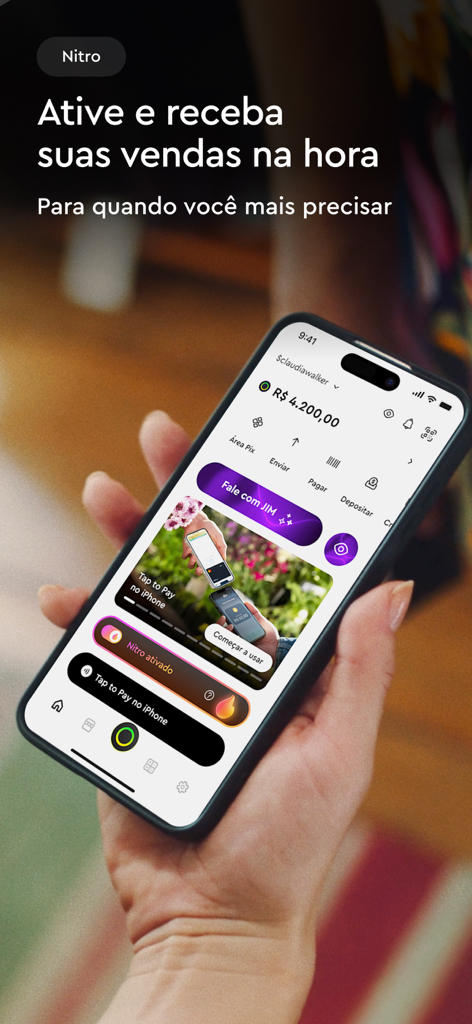Mano che tiene un iPhone che visualizza l'app InfinitePay con la funzionalità di pagamento istantaneo Nitro
