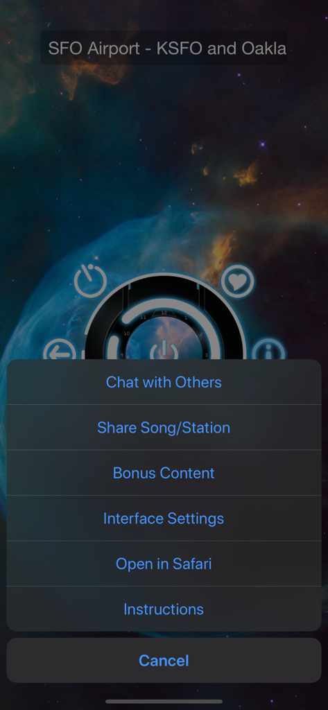 Police Scanner + - Menu delle opzioni nell'app Police Scanner Plus che mostra funzionalità come Chatta con altri e Condividi stazione su uno sfondo a tema spaziale
