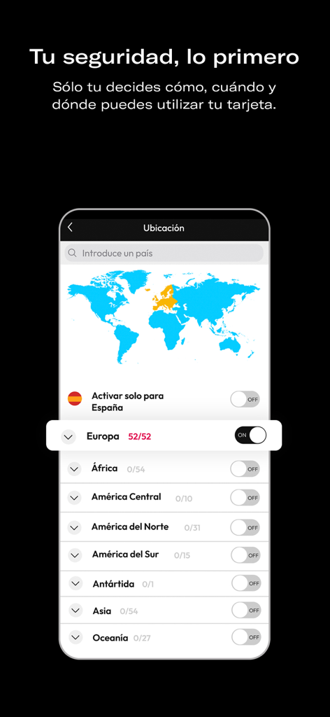 Pantalla de la app móvil que muestra un mapa del mundo y controles para gestionar la seguridad de la tarjeta por ubicación geográfica.