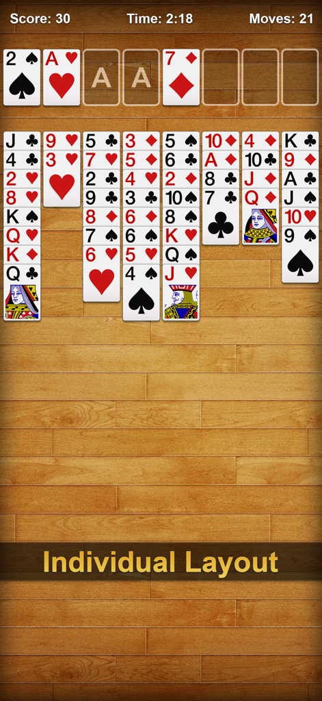 クラシックな木目調の背景に、カスタムされたカードレイアウトが表示されたフリーセル ソリティアのモバイル画面。