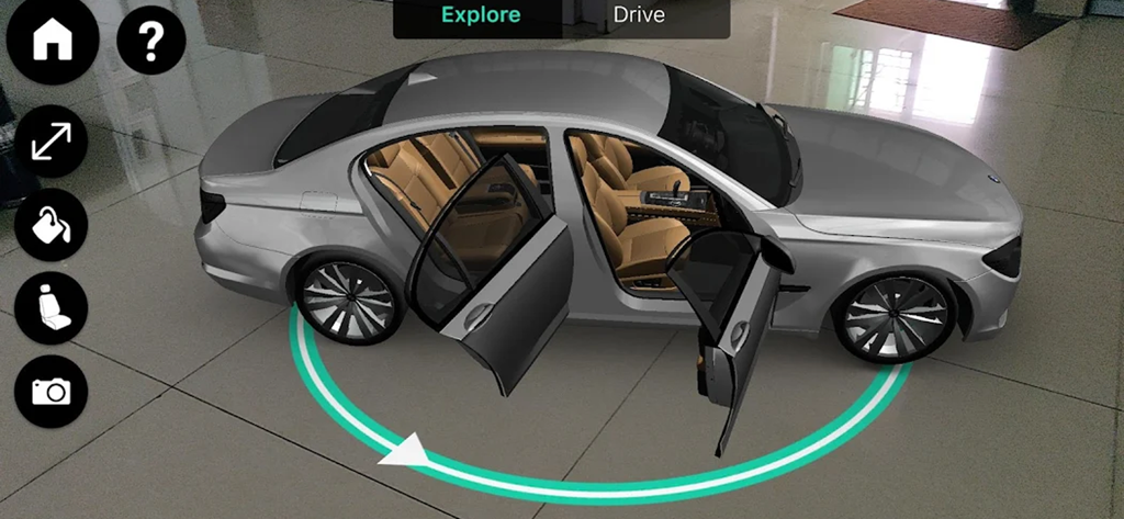 Auto Lab - Ein 3D-Modell einer silbernen Limousine in einer Augmented-Reality-Umgebung mit geöffneten Türen und interaktiven UI-Elementen