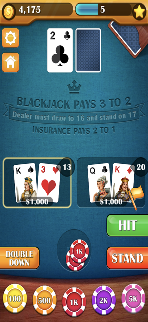 Schermata di gioco di Blackjack 21 che mostra due mani del giocatore e i controlli di gioco su un tavolo da casinò blu.