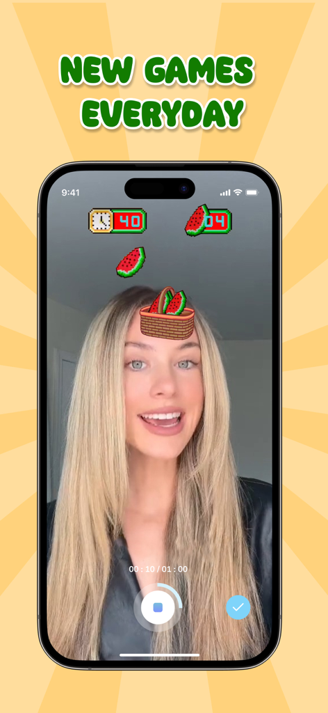 Funny Filter: Fruit Challenge - Una mujer usando el filtro de desafío de frutas de sandía para atrapar rodajas de fruta que caen en una canasta en su cabeza