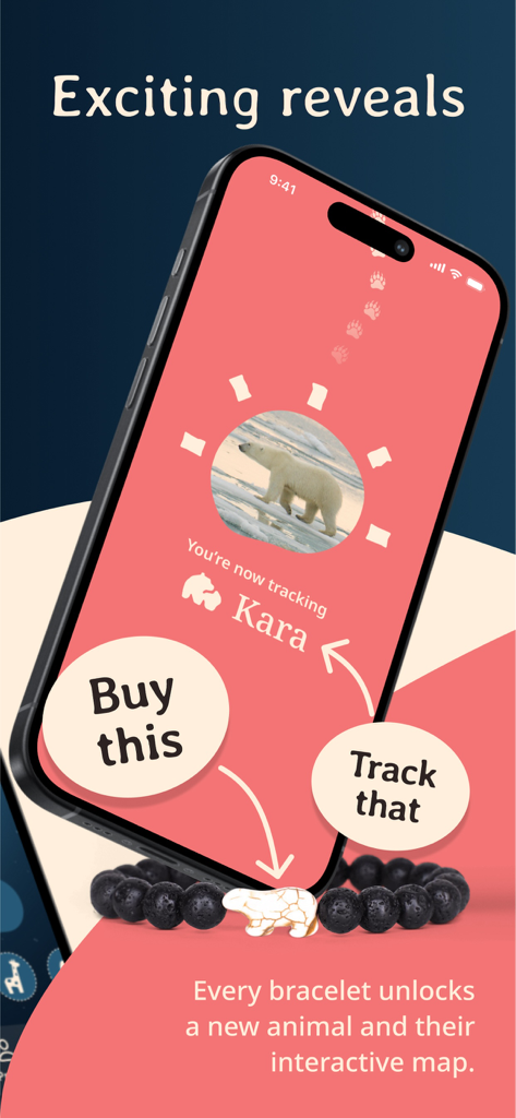 Fahlo Animal Tracker - 스마트폰이 북극곰 참이 달린 실제 비드 팔찌 옆에 Kara라는 이름의 추적된 북극곰을 보여줍니다.