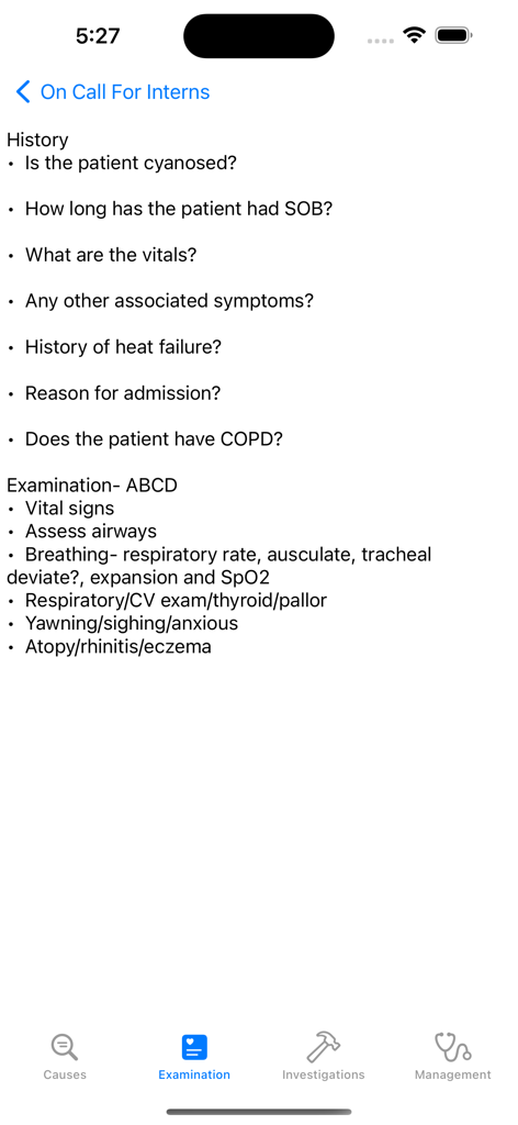 インターン向けの臨床検査チェックリストを示す医療アプリのスクリーンショット。病歴と検査のステップが含まれています。