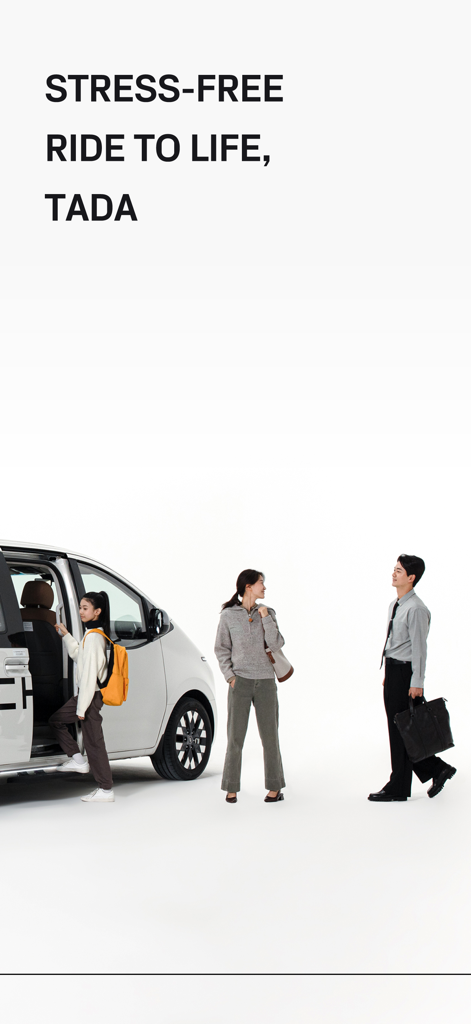 Menschen steigen in einen weißen TADA Ride-Hailing-Transporter in Seoul.