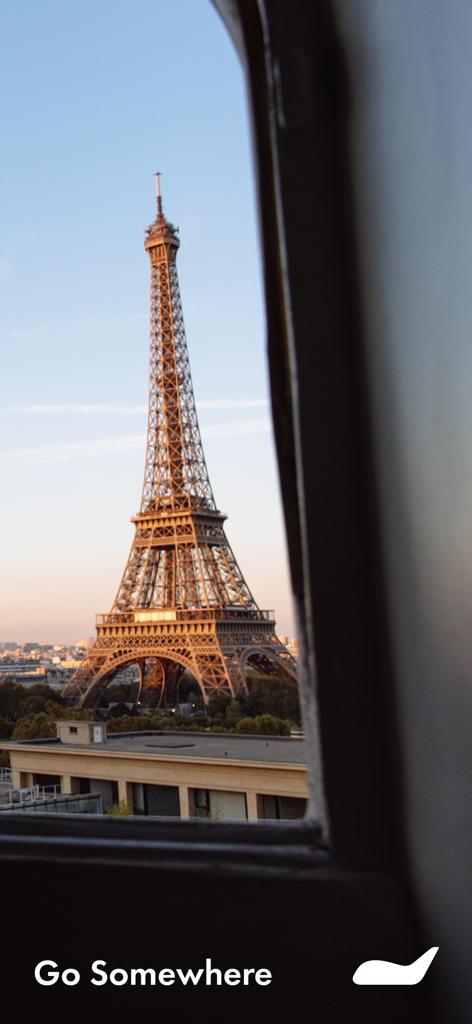 Webjet - La tour Eiffel vue à travers une fenêtre avec le texte « Go Somewhere » et le logo Webjet