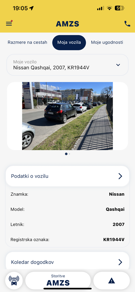 AMZS, prometne informacije - AMZS mobile app screen displaying vehicle information and registration details for a Nissan Qashqai