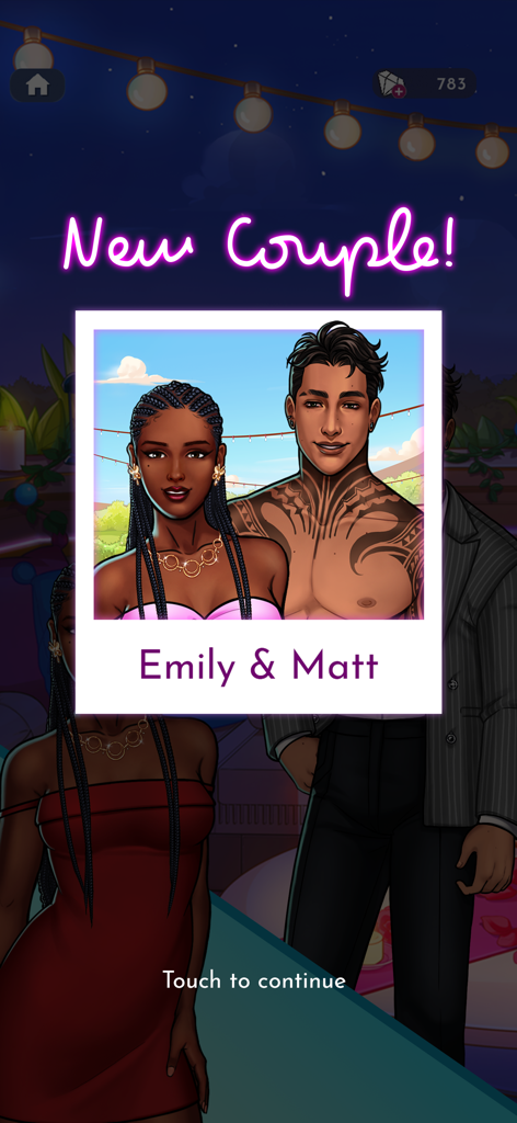 Uma captura de tela de Love Island The Game mostrando o anúncio de um novo casal para os personagens Emily e Matt em um porta-retrato Polaroid.