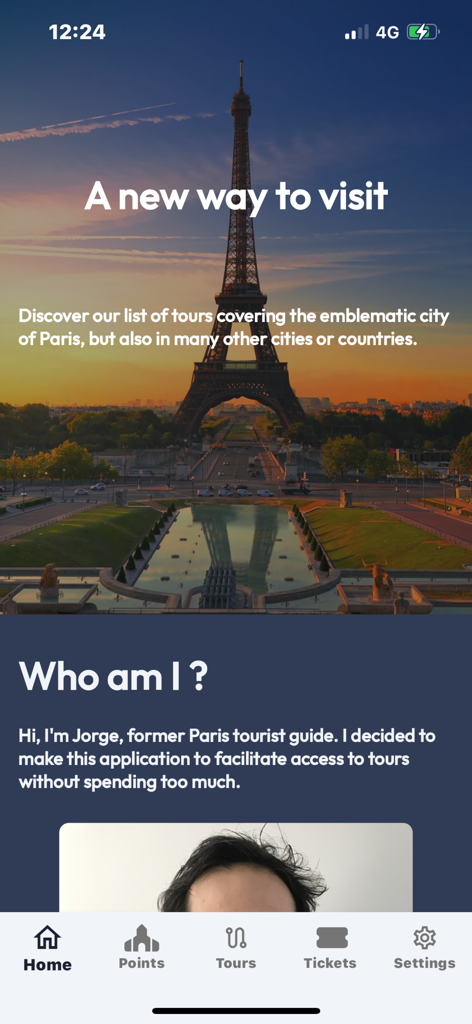Pantalla de inicio de la aplicación móvil con una vista de la Torre Eiffel y una introducción de un guía turístico llamado Jorge