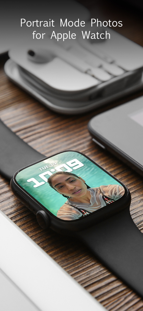 Um Apple Watch exibindo uma foto em modo retrato como mostrador numa superfície de madeira