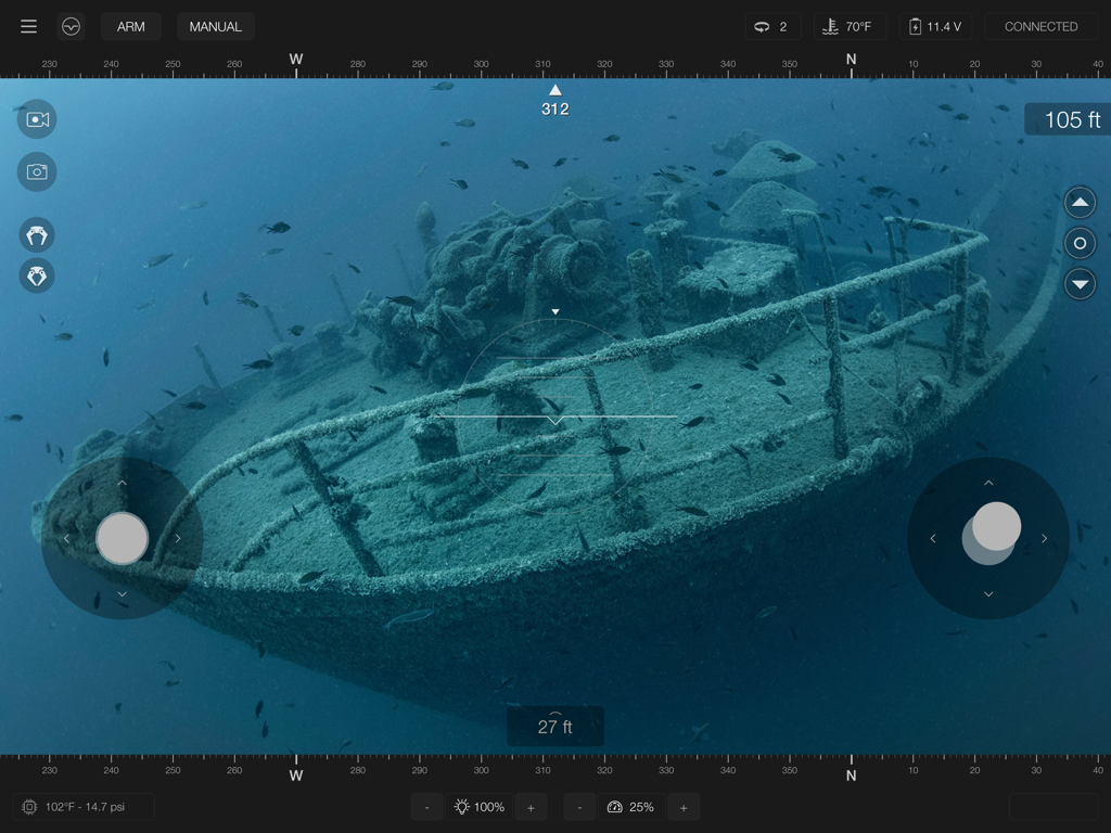 BlueROV Control - Interfaz de la aplicación Control BlueROV mostrando un video submarino en vivo de un naufragio con superposiciones de navegación