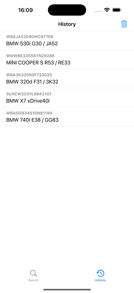 Una pantalla que muestra una lista de entradas de VIN de BMW y MINI buscadas previamente en la sección Historial de la aplicación.