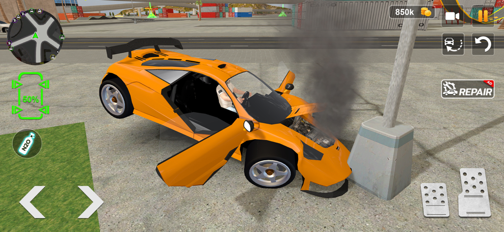 Rash Drive Car Crash Simulator - Ein beschädigter orangefarbener Sportwagen stößt nach einem Aufprall auf einen Mast in einem Unfallsimulator-Spiel Rauch aus.
