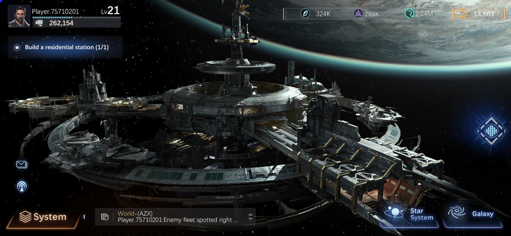 Una masiva estación espacial modular orbitando un planeta en el juego móvil Nova Space Armada