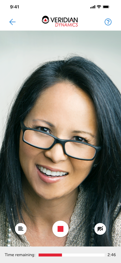 Una mujer profesional sonriendo mientras graba una entrevista en video móvil en la aplicación HireVue