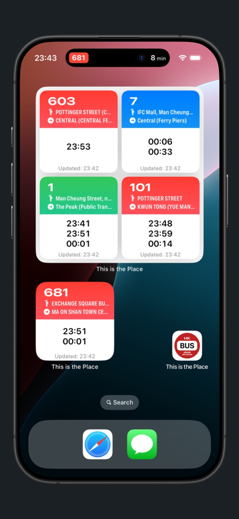 Schermata principale dell'iPhone che mostra widget degli orari di arrivo degli autobus e integrazione dell'attività live dell'Isola Dinamica.