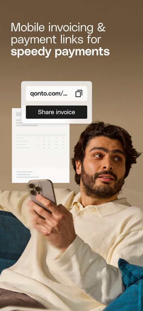 A professional using the Qonto app to share a mobile invoice and payment link from his smartphone