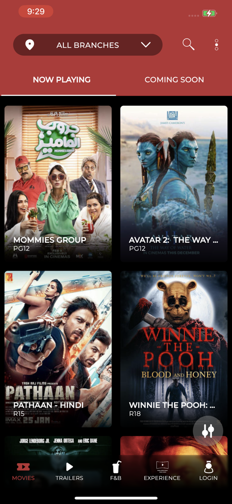 Empire Cinemas - Interfaz de la aplicación móvil Empire Cinemas que muestra una lista de películas actualmente en cartelera, incluyendo Avatar y Pathaan