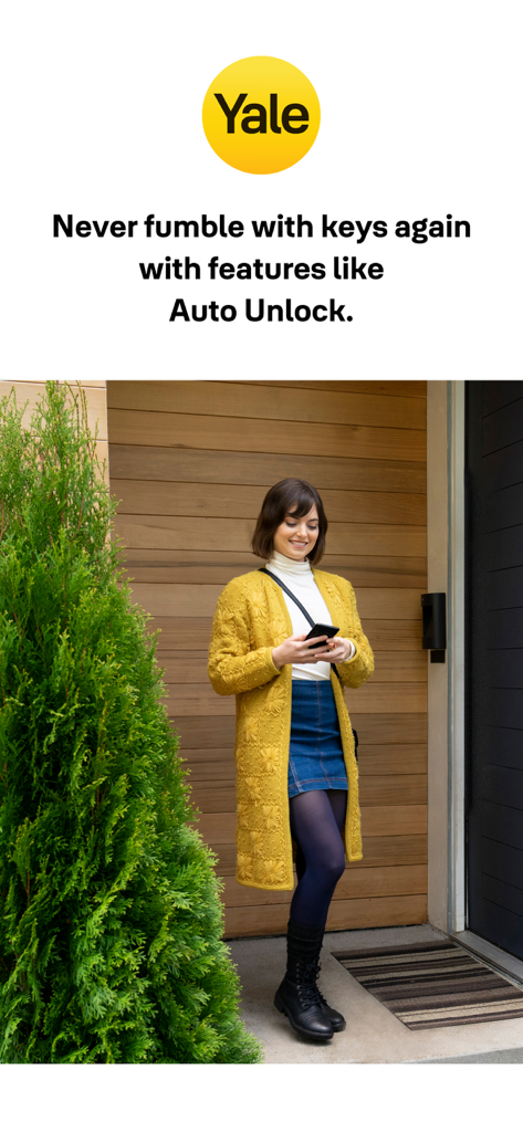 Una mujer usando su smartphone para desbloquear la puerta de una casa moderna usando la función de desbloqueo automático de la aplicación Yale Access