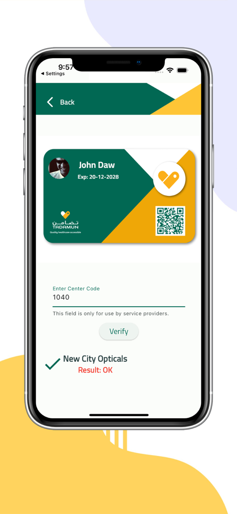 Uno smartphone che visualizza l'app Tadamun con una tessera sconto elettronica per John Daw e un messaggio di verifica riuscita per New City Opticals.