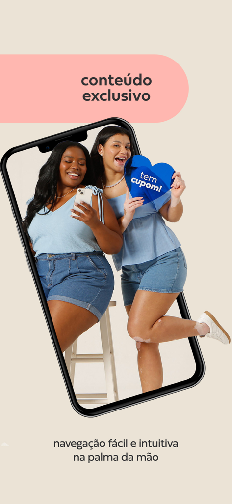 Posthaus - Due donne diverse sorridono e utilizzano l'app Posthaus per lo shopping di moda inclusiva