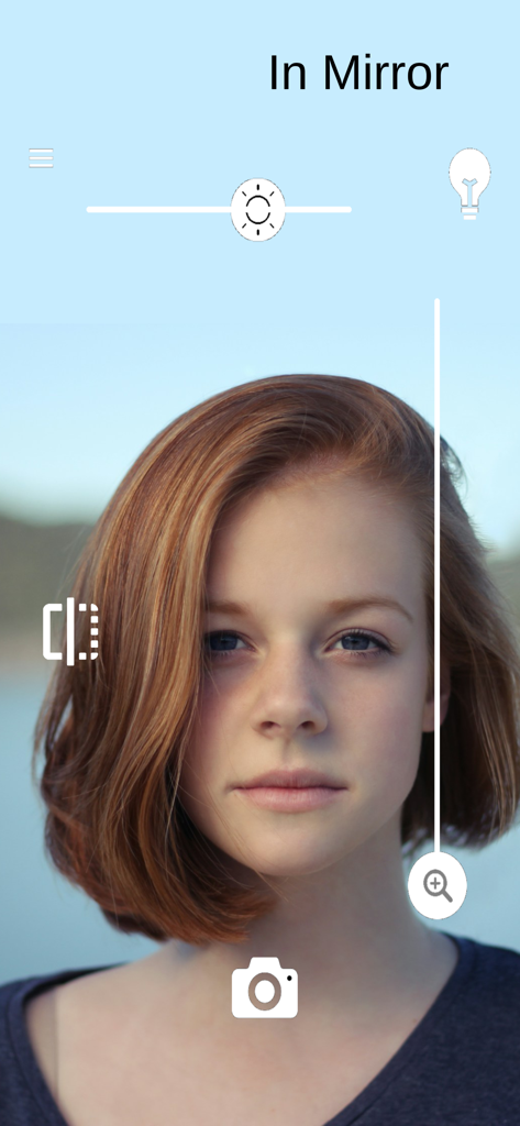 Mirror: How Others See You! - Interfaz de la aplicación de espejo móvil mostrando una cara con controles de zoom y brillo