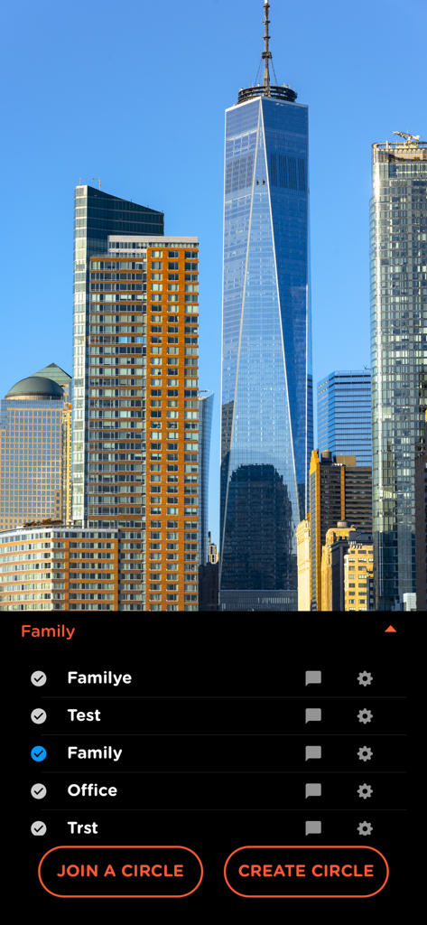 Family Locator - Find My Phone - Interfaz de la app Localizador Familiar mostrando una lista de círculos familiares privados y opciones para unirse o crear nuevos