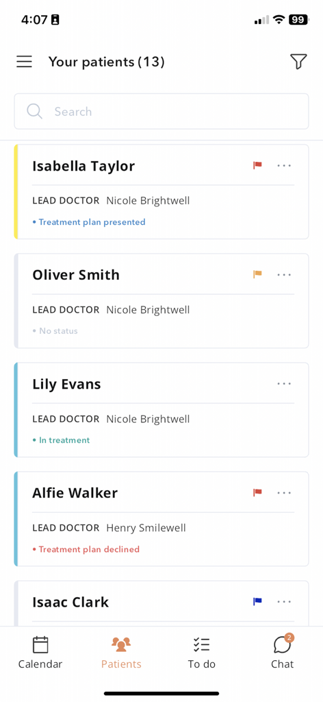 Bildschirm einer mobilen App, der eine Liste von Patienten mit ihren zugewiesenen Ärzten und dem Behandlungsstatus anzeigt