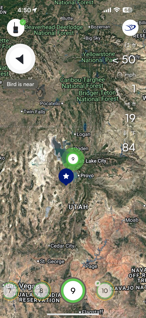Interfaz de mapa satelital de la aplicación AeroVision7 que muestra el seguimiento de aves en vivo y datos de telemetría en Utah.
