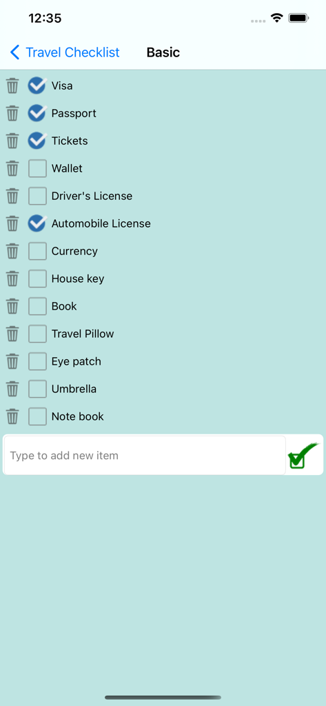 Interfaz de la aplicación Lista de Necesidades de Viaje que muestra una lista de equipaje básica con artículos como pasaporte y visa