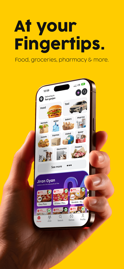 Eine Hand, die ein Smartphone mit der Lezzoo-App-Startseite und verschiedenen Symbolen für Lebensmittel-, Lebensmittel-, Apotheken- und Taxidienste auf einem gelben Hintergrund hält.