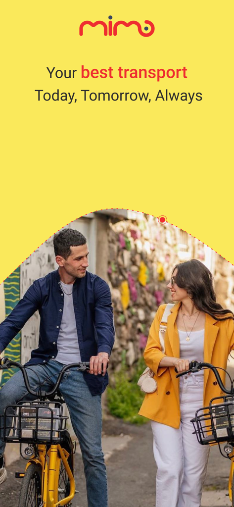 Un hombre y una mujer montando bicicletas compartidas amarillas de Mimo en un entorno urbano