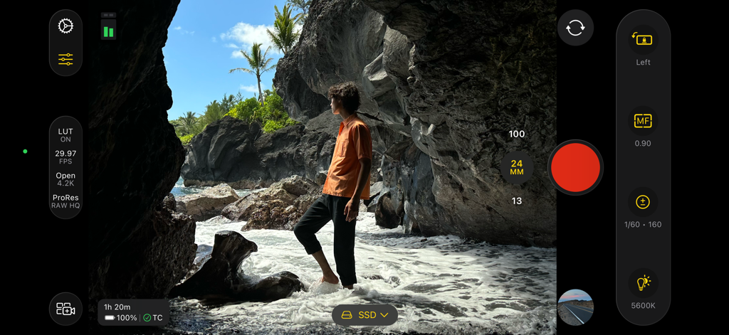 Final Cut Camera - Final Cut Camera 인터페이스로, 시네마틱 해변 장면에서 ISO 및 포커스를 포함한 전문가용 수동 영상 설정 표시