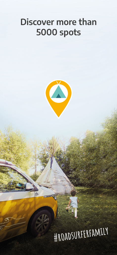 roadsurfer spots Campsites - Ein gelbes Wohnmobil, das neben einem Tipi in einem üppig grünen Wald parkt, mit einem vorbeigehenden Kind.