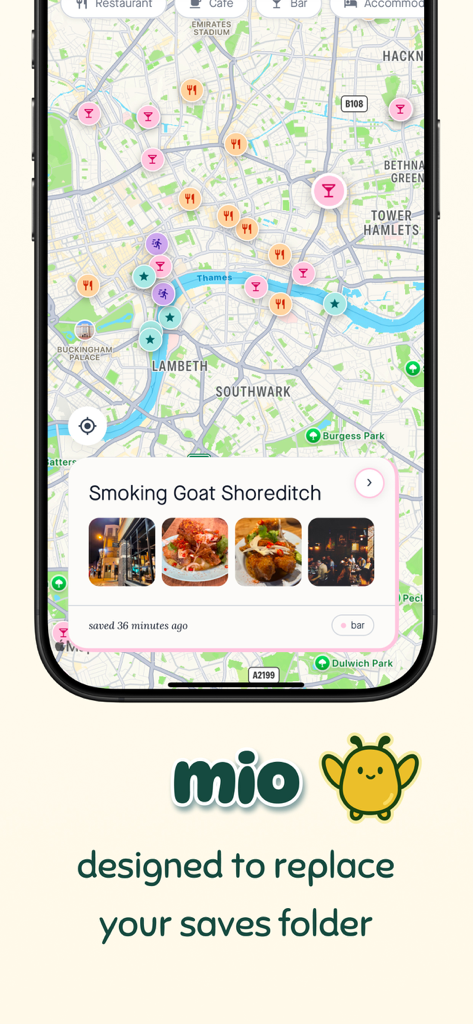 Una interfaz móvil de la aplicación mio que muestra un mapa con ubicaciones guardadas y una tarjeta de detalles de un bar en Londres