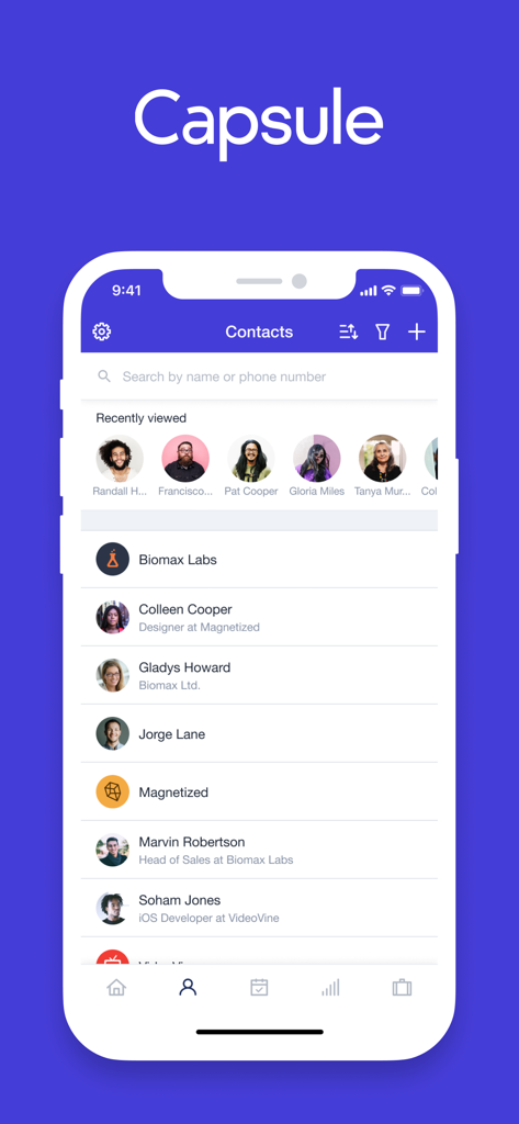 La aplicación móvil Capsule CRM muestra una lista profesional de contactos y perfiles vistos recientemente en una pantalla de iPhone.