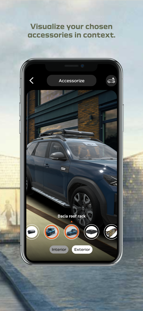 Un smartphone affichant l'application Dacia AR visualisant une voiture avec un accessoire de galerie de toit dans un environnement de réalité augmentée.