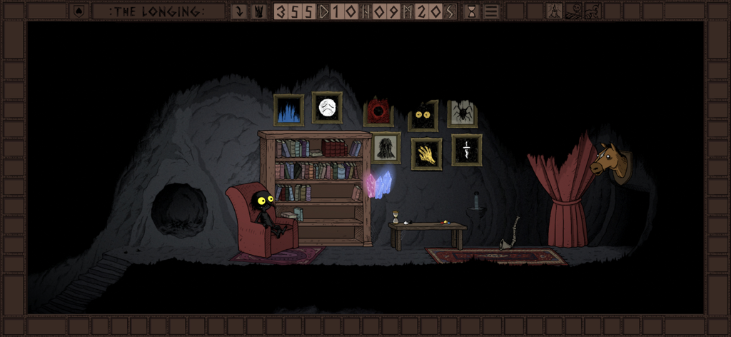 The Longing Mobile - El personaje Sombra sentado en una acogedora habitación de cueva subterránea con una estantería y cuadros