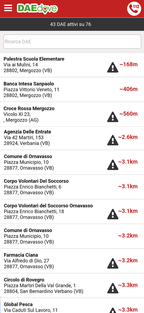 Un elenco di defibrillatori automatici esterni vicini con distanze e nomi delle posizioni nell'app DAEdove